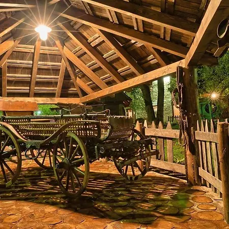 Farm Cardaklije קולן וקוף